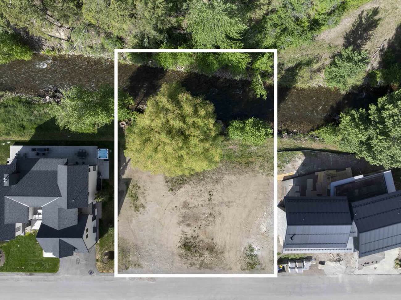 Overhead view with the parcel boundary outlined between neighbouring residences and the creek